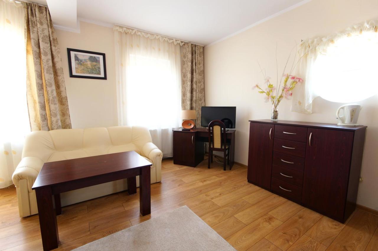 Hotel Koral à Chłapowo Extérieur photo